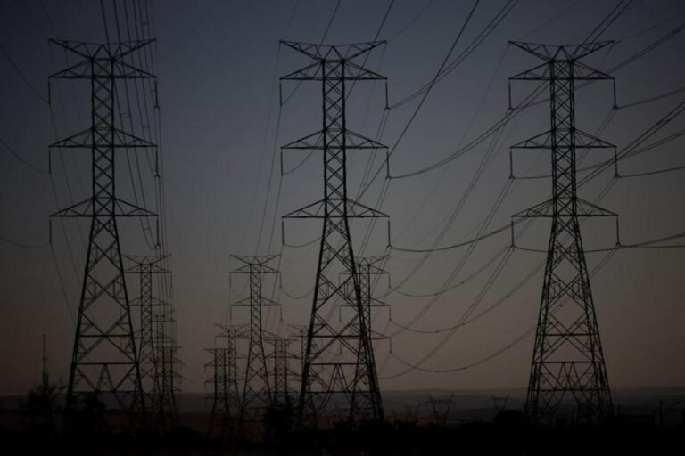 Justiça anula indenização bilionária a empresas de energia e ordena ressarcimento a consumidores. (Padrão de acordo com as regras fornecidas)