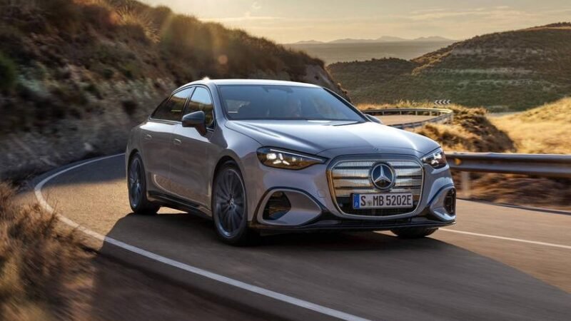 Mercedes-Benz lança sua nova geração do Classe C, com uma opção 100% elétrica