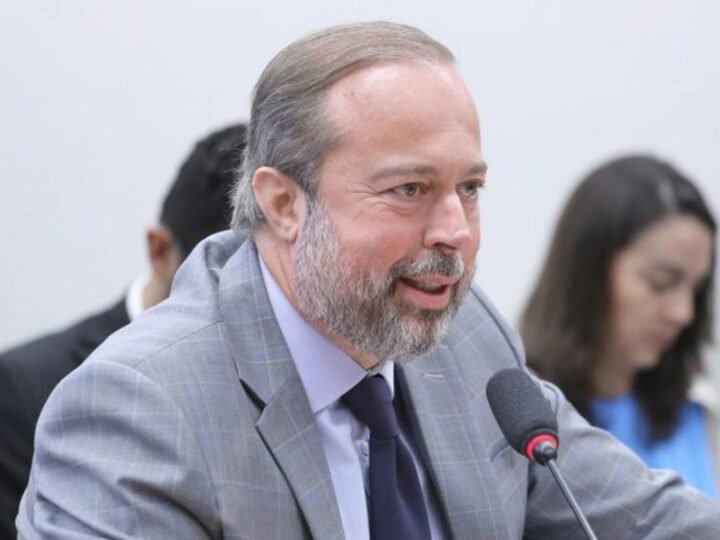 Ministro de Minas e Energia é ouvido sobre antecipação de termelétricas e impactos nas tarifas