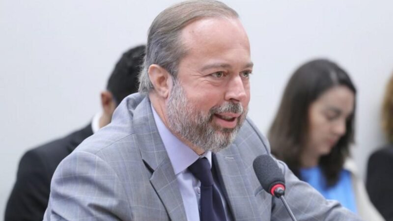 Ministro de Minas e Energia é ouvido sobre antecipação de termelétricas e impactos nas tarifas