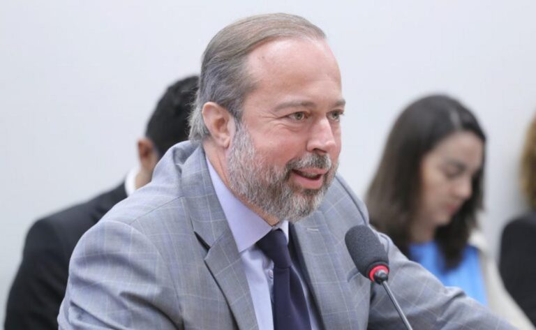 Ministro de Minas e Energia esclarece proposta de antecipação de termelétricas no setor elétrico