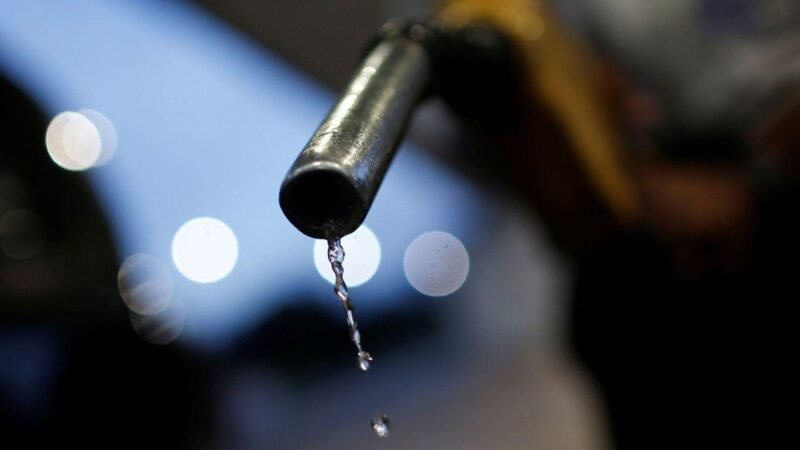 Nova Título Jornalístico: Acelen aumenta gasolina em 3,6% apesar de queda do petróleo no mercado internacional