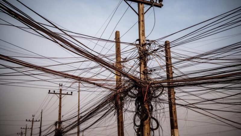 Operadoras de Telefonia devem Regularizar Instalações em Postes.
