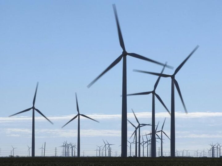 Petróleo Global em Crise: Energia Renovável Sob Pressão, Renovação em Aceleração