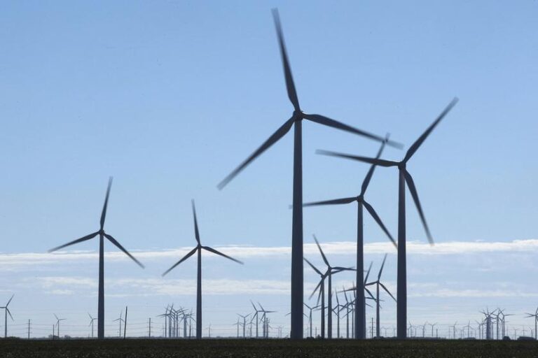 Petróleo Global em Crise: Energia Renovável Sob Pressão, Renovação em Aceleração