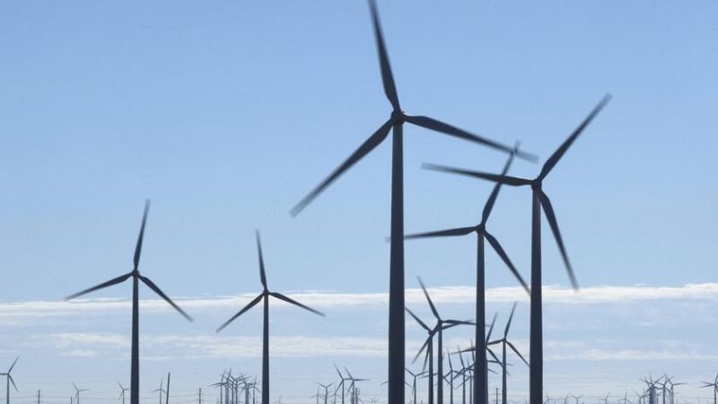 Petróleo Global em Crise: Energia Renovável Sob Pressão, Renovação em Aceleração