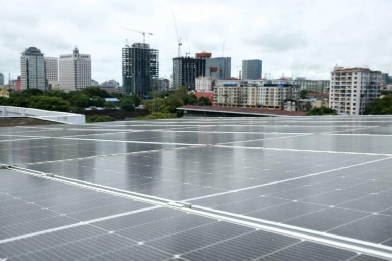Produção de energia limpa supera demanda global impulsionando queda de preços