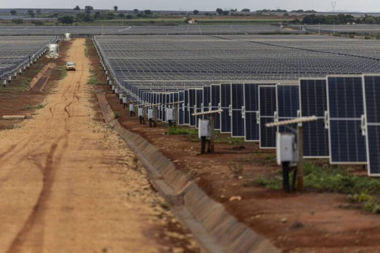 Usinas solares acumulam 327 atrasos em obras, ameaçando planejamento energético