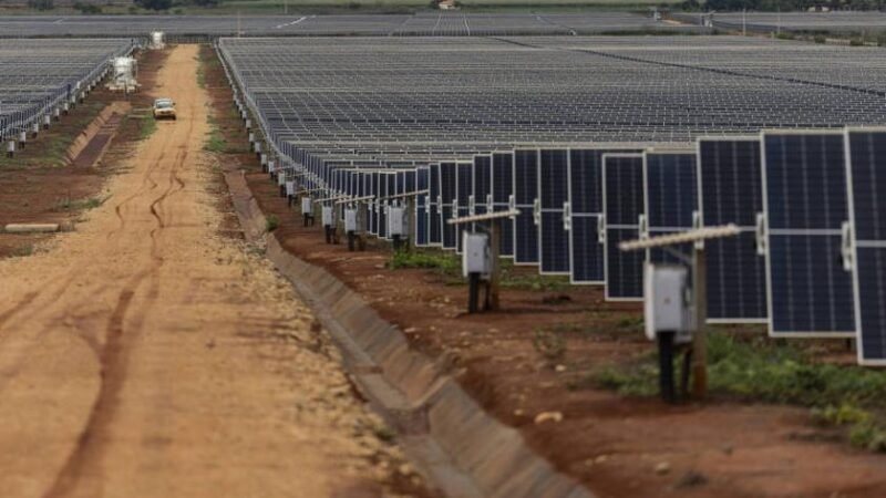 Usinas solares acumulam 327 atrasos em obras, ameaçando planejamento energético