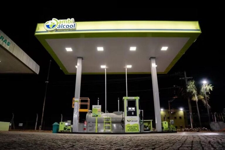 Ambipar transforma resíduos alimentares em etanol sustentável e inaugura posto inovador em São Paulo
