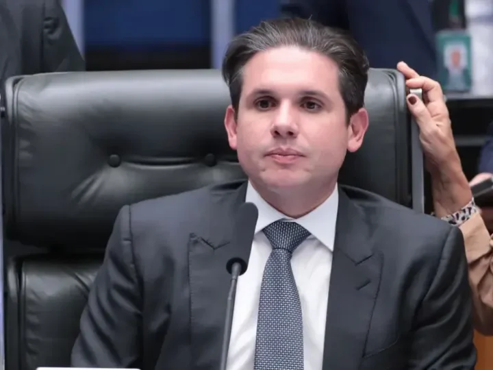 Deputado confessa viagem em jato particular de empresário para Portugal
