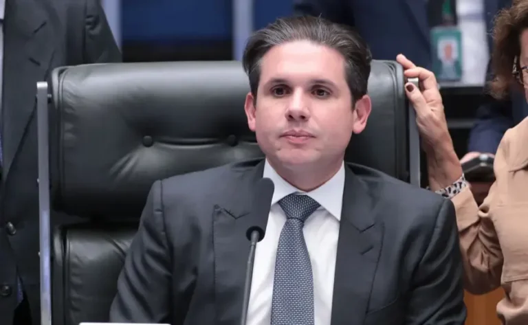 Deputado confessa viagem em jato particular de empresário para Portugal