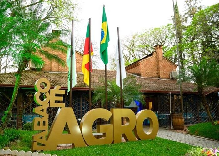 Oitenta Anos de História no Tabaco Oitenta Anos de História no Tabaco