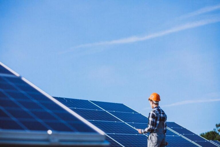 Brasil ultrapassa 4,3 milhões de sistemas de energia solar; 84% das instalações estão em residências
