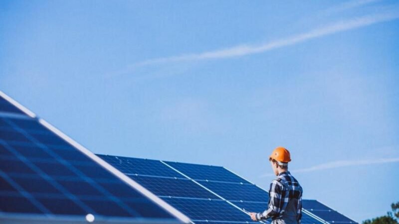 Brasil ultrapassa 4,3 milhões de sistemas de energia solar; 84% das instalações estão em residências