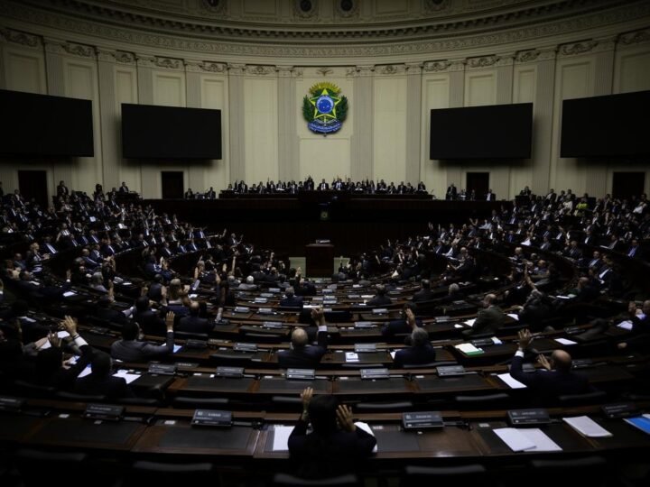 Câmara vota projeto de alívio fiscal para reduzir impostos sobre combustíveis