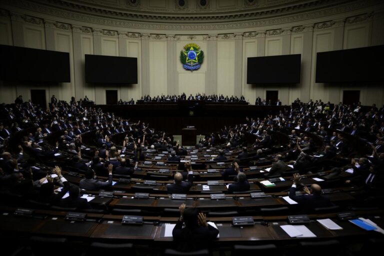 Câmara vota projeto de alívio fiscal para reduzir impostos sobre combustíveis