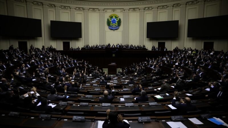 Câmara vota projeto de alívio fiscal para reduzir impostos sobre combustíveis