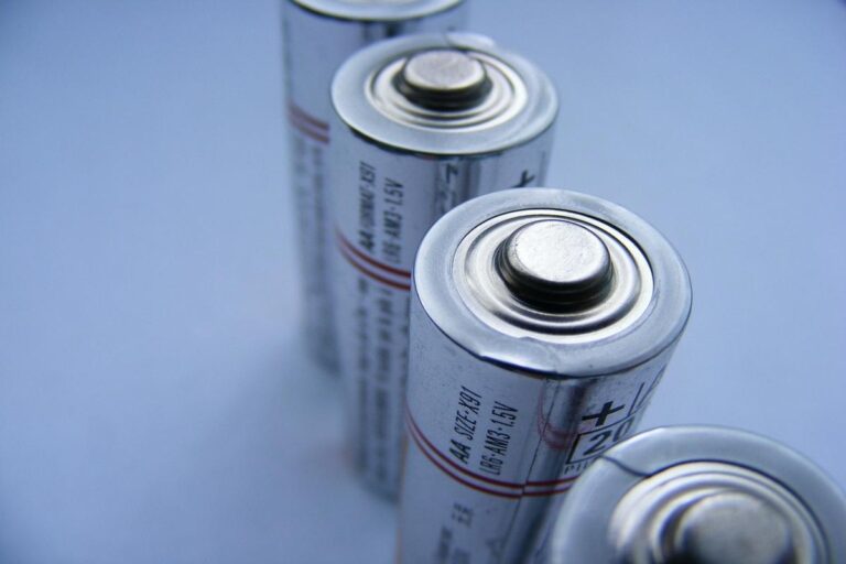 Cobrança dupla pode enfraquecer o mercado de baterias no Brasil, alerta Absolar