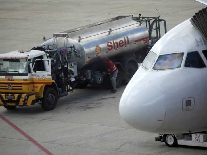 Companhias aéreas ajustam preços e combustível em contexto de guerra no petróleo