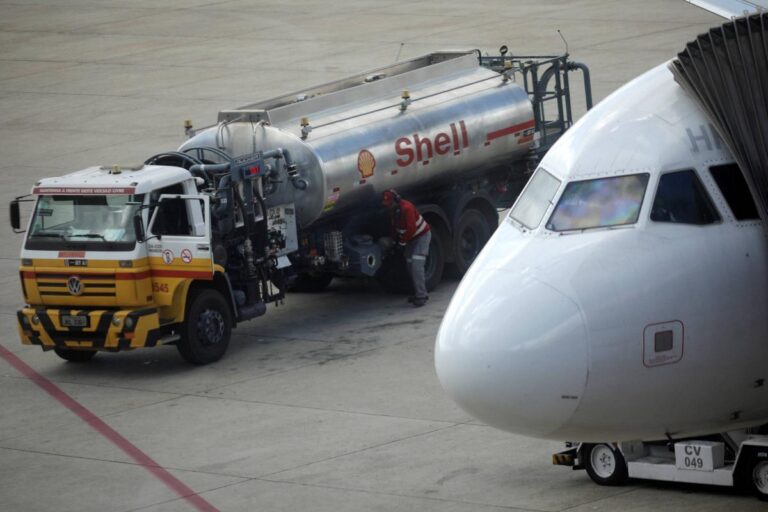 Companhias aéreas ajustam preços e combustível em contexto de guerra no petróleo