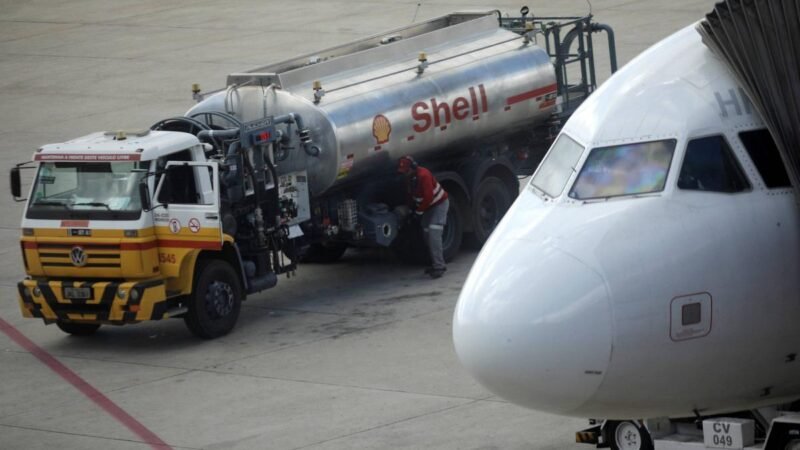 Companhias aéreas ajustam preços e combustível em contexto de guerra no petróleo