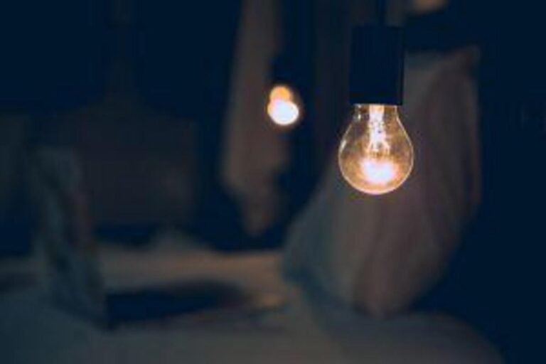 Conta de luz deve subir 8%: saiba quais são os aparelhos vilões do consumo e como economizar