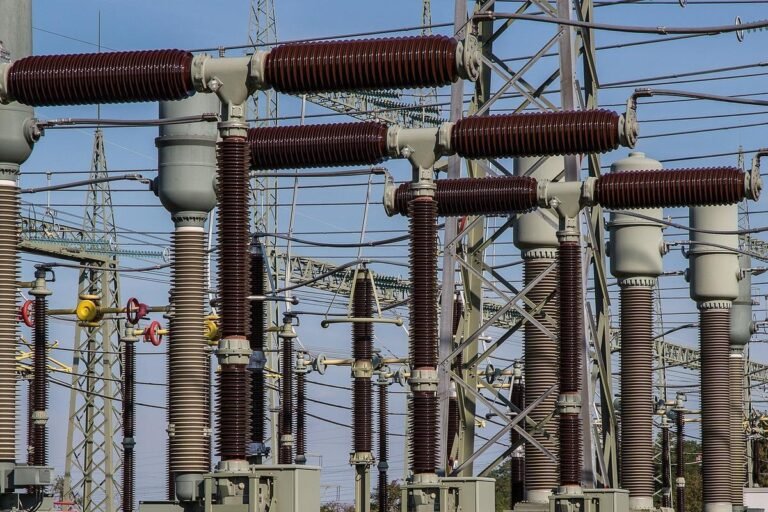 Custo da energia vira estratégia com alta do PLD e encargos para empresas