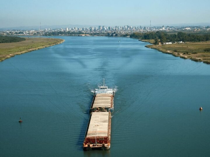 Desenvolvimento da Infraestrutura Hidroviária como Solução para Reduzir Custo Brasil Desenvolvimento da Infraestrutura Hidroviária como Solução para Reduzir Custo Brasil