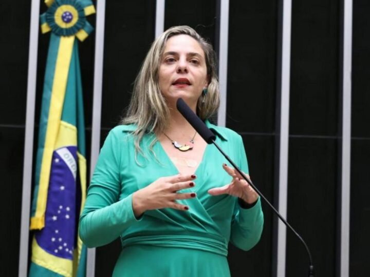 Educação de Jovens e Adultos deve ser divulgada nas contas de serviços públicos Educação de Jovens e Adultos deve ser divulgada nas contas de serviços públicos