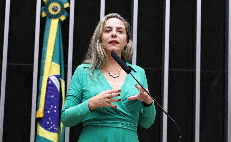 Educação de Jovens e Adultos deve ser divulgada nas contas de serviços públicos