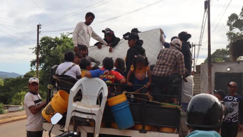 Famílias inteiras saem da vila após a incursão militar e aparente retirada do grupo armado que controlava o território