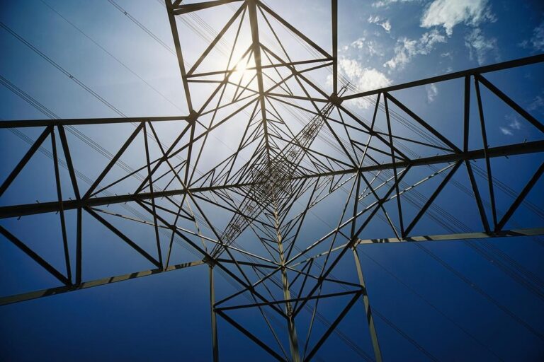Gargalo na transmissão: Data centers e hidrogênio verde em embate por energia no Brasil