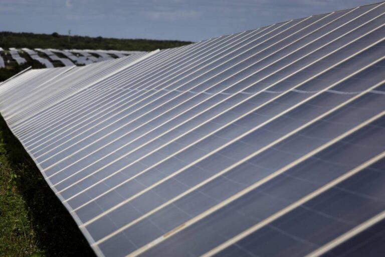 Geração distribuída clandestina sobrecarrega rede elétrica e prejudica consumidores sem subsídios