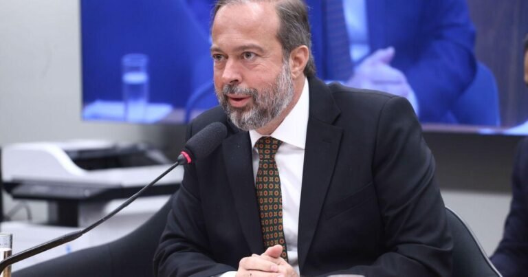 Ministro confirma publicação de portaria para leilão de baterias energéticas