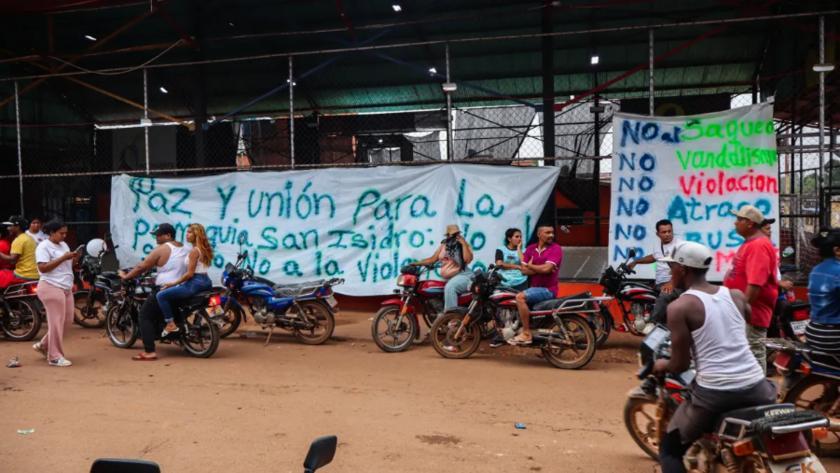 Moradores de Las Claritas, no sul da Venezuela, protestam na sexta-feira, 12 de junho, três dias após as operações militares na região