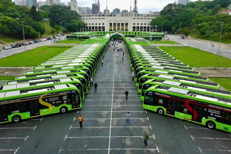 Ônibus elétricos com troca de baterias ganham força no transporte público