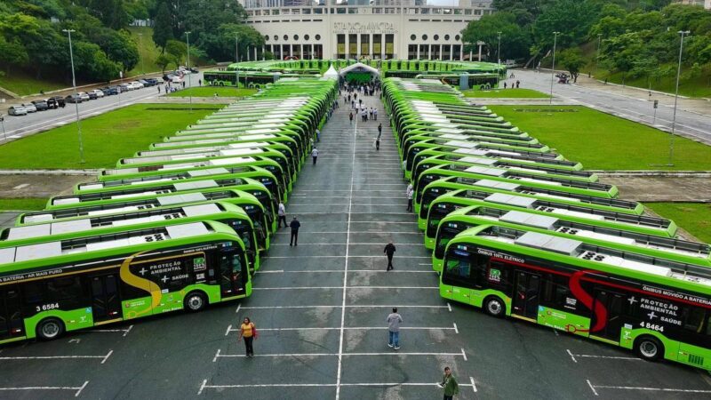 Ônibus elétricos com troca de baterias ganham força no transporte público