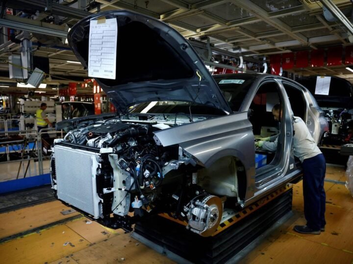 Peugeot investe R$ 5,8 bi em fábrica francesa para produzir modelos elétricos e híbridos