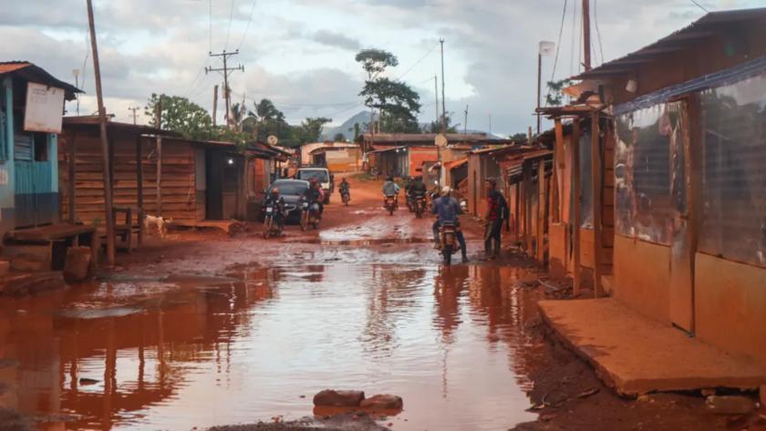 Rua principal dentro da base de operações de Johan Petrica