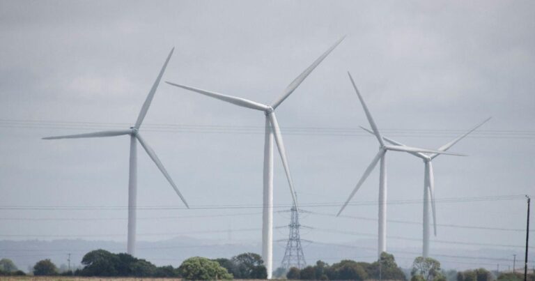 Samarco investe em energia eólica para reduzir emissões de carbono e alcançar neutralidade ambiental