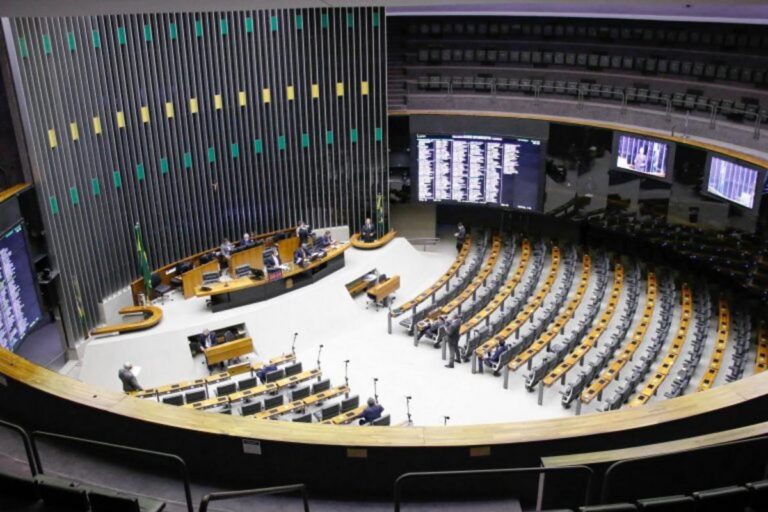Sistema Nacional de Combate ao Feminicídio e Revisão de Preços dos Combustíveis