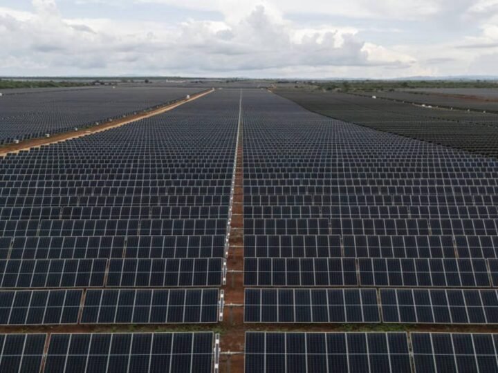 Transição Energética Perde Tração em 2026—O Fórum Econômico Mundial divulgou um relatório que afirma que a transição energética perdeu fôlego em 2026, com o nível global de preparo para implementar fontes renováveis caindo 0,76% em relação a 2025. Isso representa a maior queda registrada em mais de uma década.A análise do Índice de Transição Energética (ETI) avaliou 120 países conforme 44 indicadores, resultando em notas de zero a cem. A média global foi calculada em 57,3 pontos, avanço de apenas 0,03% em relação ao ano anterior.O relatório destaca que o progresso da transição está desacelerando à medida que os riscos de segurança, as restrições de investimento e os gargalos de infraestrutura se intensificam. O ETI é composto por dois subíndices: o primeiro, de desempenho de sistemas, compõe 60% da nota final e envolve indicadores como sustentabilidade, equidade e segurança; o segundo, de preparo para a transição energética, contribui com os 40% restantes da nota e inclui finanças, compromissos regulatórios e políticos, educação e capital humano, infraestrutura e inovação.A Suécia se mantém na liderança do ETI pelo terceiro ano seguido, com 75,3 pontos. O Brasil aparece na 17ª colocação, com 66,4 pontos, e segue como líder da transição na América Latina. O Fórum Econômico Mundial calcula redução de 4% no preparo da economia brasileira para a transição energética e aumento de 1,2% no desempenho de sistemas.O relatório lista três prioridades para retomar o avanço da transição energética: incorporar segurança e resiliência em sistemas energéticos desde o início dos projetos, acelerar a expansão da rede elétrica e a capacidade de integração, e restaurar a atratividade de investimentos com regulações estáveis e fluxos de capital direcionados principalmente a países emergentes.