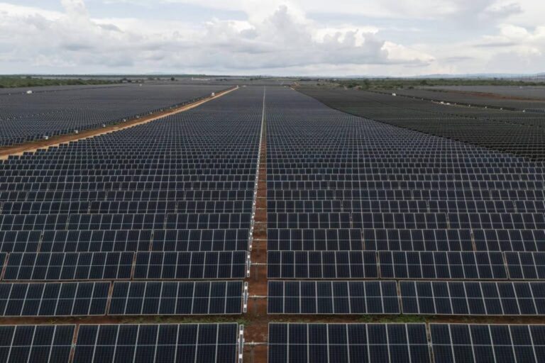 Transição Energética Perde Tração em 2026 --- O Fórum Econômico Mundial divulgou um relatório que afirma que a transição energética perdeu fôlego em 2026, com o nível global de preparo para implementar fontes renováveis caindo 0,76% em relação a 2025. Isso representa a maior queda registrada em mais de uma década. A análise do Índice de Transição Energética (ETI) avaliou 120 países conforme 44 indicadores, resultando em notas de zero a cem. A média global foi calculada em 57,3 pontos, avanço de apenas 0,03% em relação ao ano anterior. O relatório destaca que o progresso da transição está desacelerando à medida que os riscos de segurança, as restrições de investimento e os gargalos de infraestrutura se intensificam. O ETI é composto por dois subíndices: o primeiro, de desempenho de sistemas, compõe 60% da nota final e envolve indicadores como sustentabilidade, equidade e segurança; o segundo, de preparo para a transição energética, contribui com os 40% restantes da nota e inclui finanças, compromissos regulatórios e políticos, educação e capital humano, infraestrutura e inovação. A Suécia se mantém na liderança do ETI pelo terceiro ano seguido, com 75,3 pontos. O Brasil aparece na 17ª colocação, com 66,4 pontos, e segue como líder da transição na América Latina. O Fórum Econômico Mundial calcula redução de 4% no preparo da economia brasileira para a transição energética e aumento de 1,2% no desempenho de sistemas. O relatório lista três prioridades para retomar o avanço da transição energética: incorporar segurança e resiliência em sistemas energéticos desde o início dos projetos, acelerar a expansão da rede elétrica e a capacidade de integração, e restaurar a atratividade de investimentos com regulações estáveis e fluxos de capital direcionados principalmente a países emergentes.