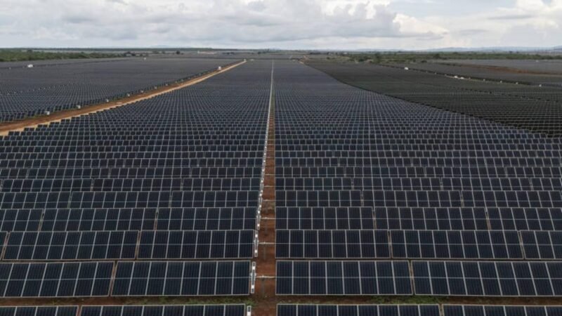 Transição Energética Perde Tração em 2026 --- O Fórum Econômico Mundial divulgou um relatório que afirma que a transição energética perdeu fôlego em 2026, com o nível global de preparo para implementar fontes renováveis caindo 0,76% em relação a 2025. Isso representa a maior queda registrada em mais de uma década. A análise do Índice de Transição Energética (ETI) avaliou 120 países conforme 44 indicadores, resultando em notas de zero a cem. A média global foi calculada em 57,3 pontos, avanço de apenas 0,03% em relação ao ano anterior. O relatório destaca que o progresso da transição está desacelerando à medida que os riscos de segurança, as restrições de investimento e os gargalos de infraestrutura se intensificam. O ETI é composto por dois subíndices: o primeiro, de desempenho de sistemas, compõe 60% da nota final e envolve indicadores como sustentabilidade, equidade e segurança; o segundo, de preparo para a transição energética, contribui com os 40% restantes da nota e inclui finanças, compromissos regulatórios e políticos, educação e capital humano, infraestrutura e inovação. A Suécia se mantém na liderança do ETI pelo terceiro ano seguido, com 75,3 pontos. O Brasil aparece na 17ª colocação, com 66,4 pontos, e segue como líder da transição na América Latina. O Fórum Econômico Mundial calcula redução de 4% no preparo da economia brasileira para a transição energética e aumento de 1,2% no desempenho de sistemas. O relatório lista três prioridades para retomar o avanço da transição energética: incorporar segurança e resiliência em sistemas energéticos desde o início dos projetos, acelerar a expansão da rede elétrica e a capacidade de integração, e restaurar a atratividade de investimentos com regulações estáveis e fluxos de capital direcionados principalmente a países emergentes.