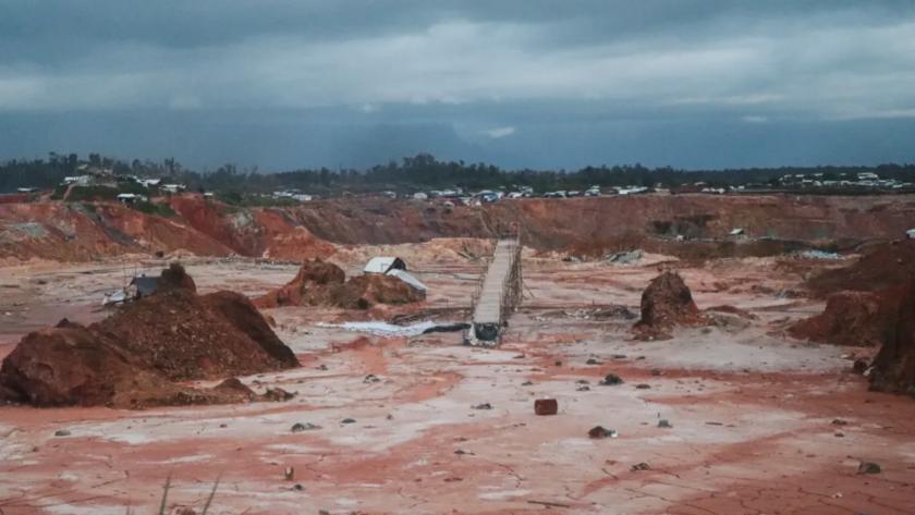 Uma mina a céu aberto à qual se chega depois de atravessar a base de operações controlada por Johan Petrica
