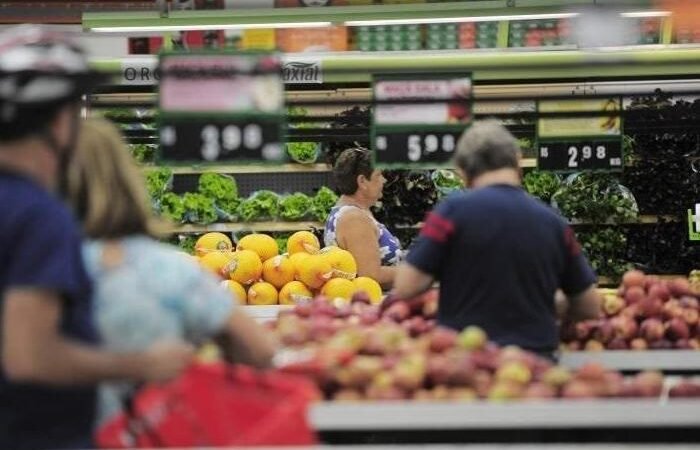 Jovens brasileiros desvendam o futuro do comércio eletrônico nos supermercados.