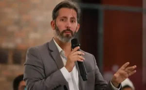 O Tribunal Regional Eleitoral (TRE) negou o pedido da candidata Celina para remover críticas de outro candidato, Grass.