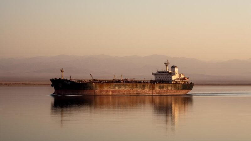 Brent sobe 1,28% a US$ 79,02 em meio a tensão entre EUA e Irã