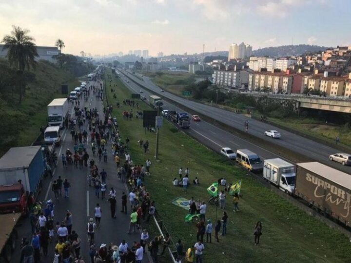 Câmara aprova anistia de multas a caminhoneiros e regras para transporte público